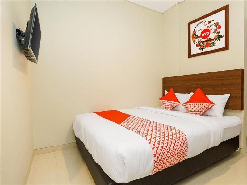 Super Oyo Capital O 449 The Colins Hotel Keputih Exterior photo