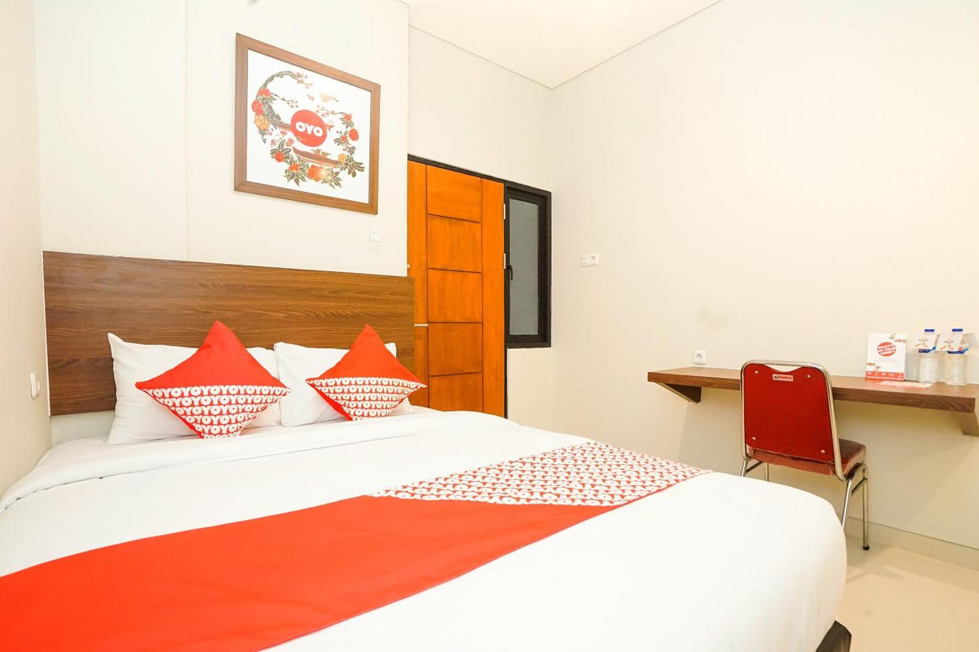 Super Oyo Capital O 449 The Colins Hotel Keputih Exterior photo