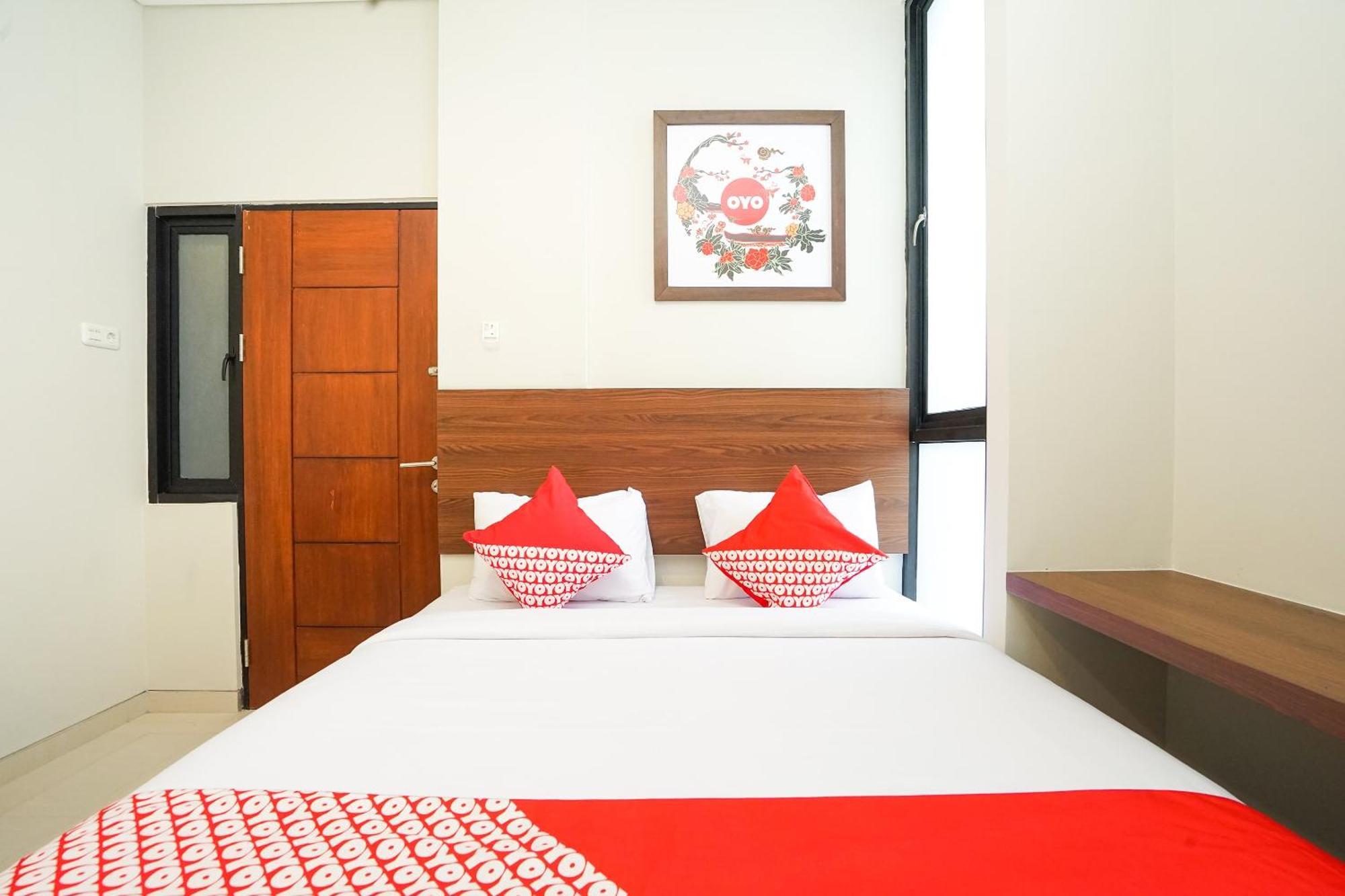 Super Oyo Capital O 449 The Colins Hotel Keputih Exterior photo