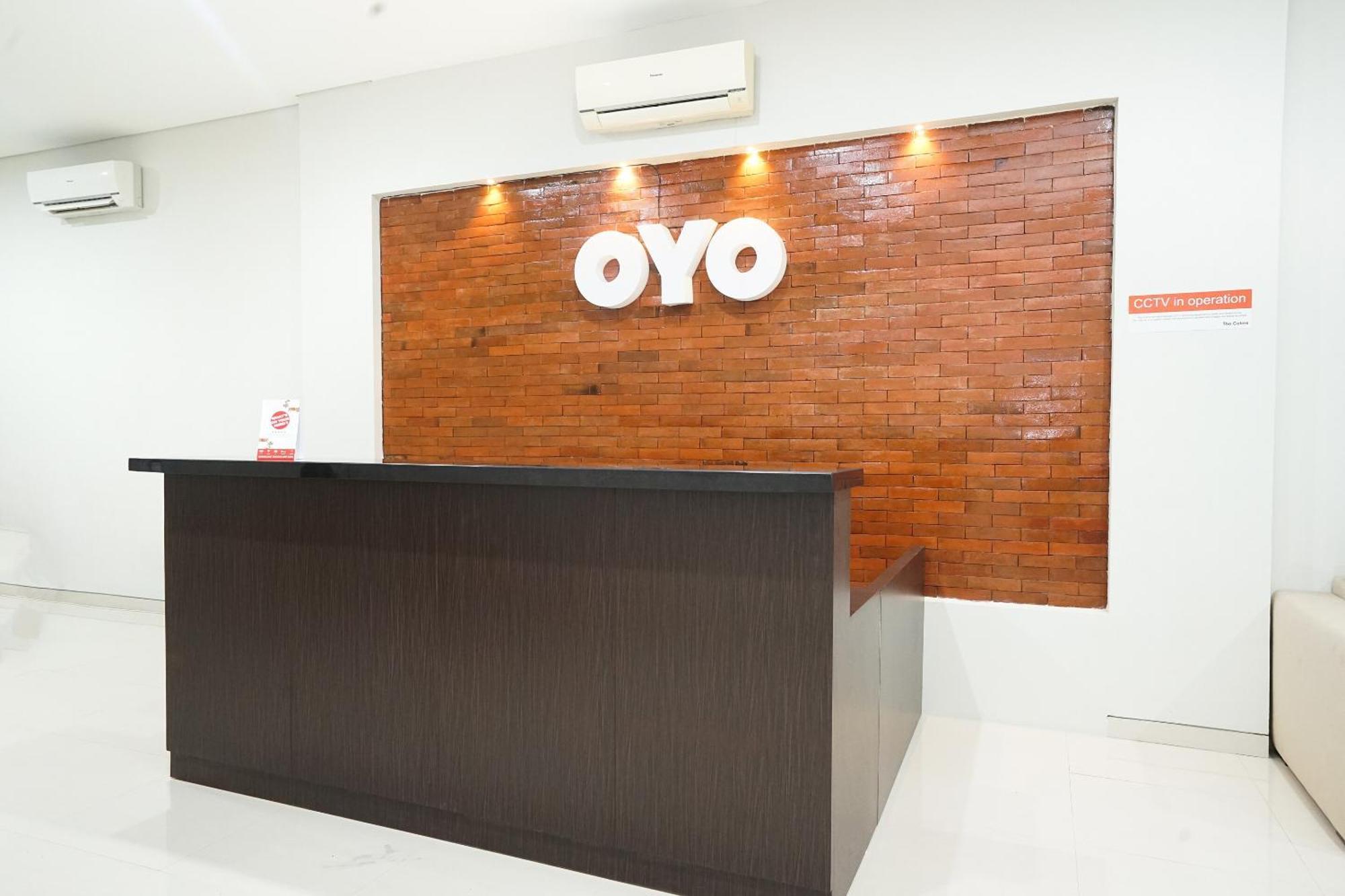 Super Oyo Capital O 449 The Colins Hotel Keputih Exterior photo