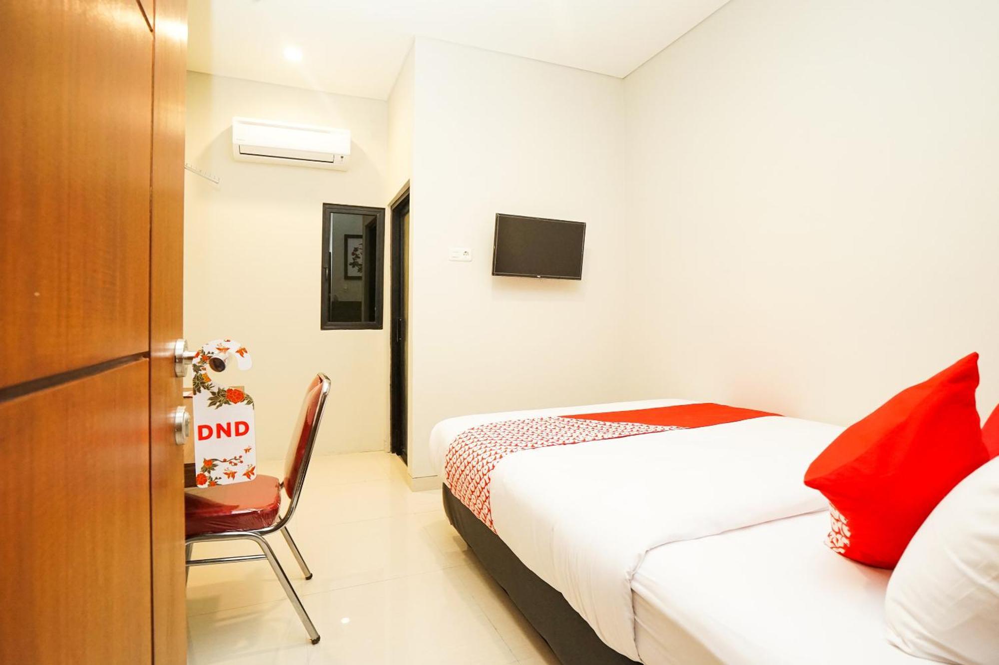 Super Oyo Capital O 449 The Colins Hotel Keputih Exterior photo