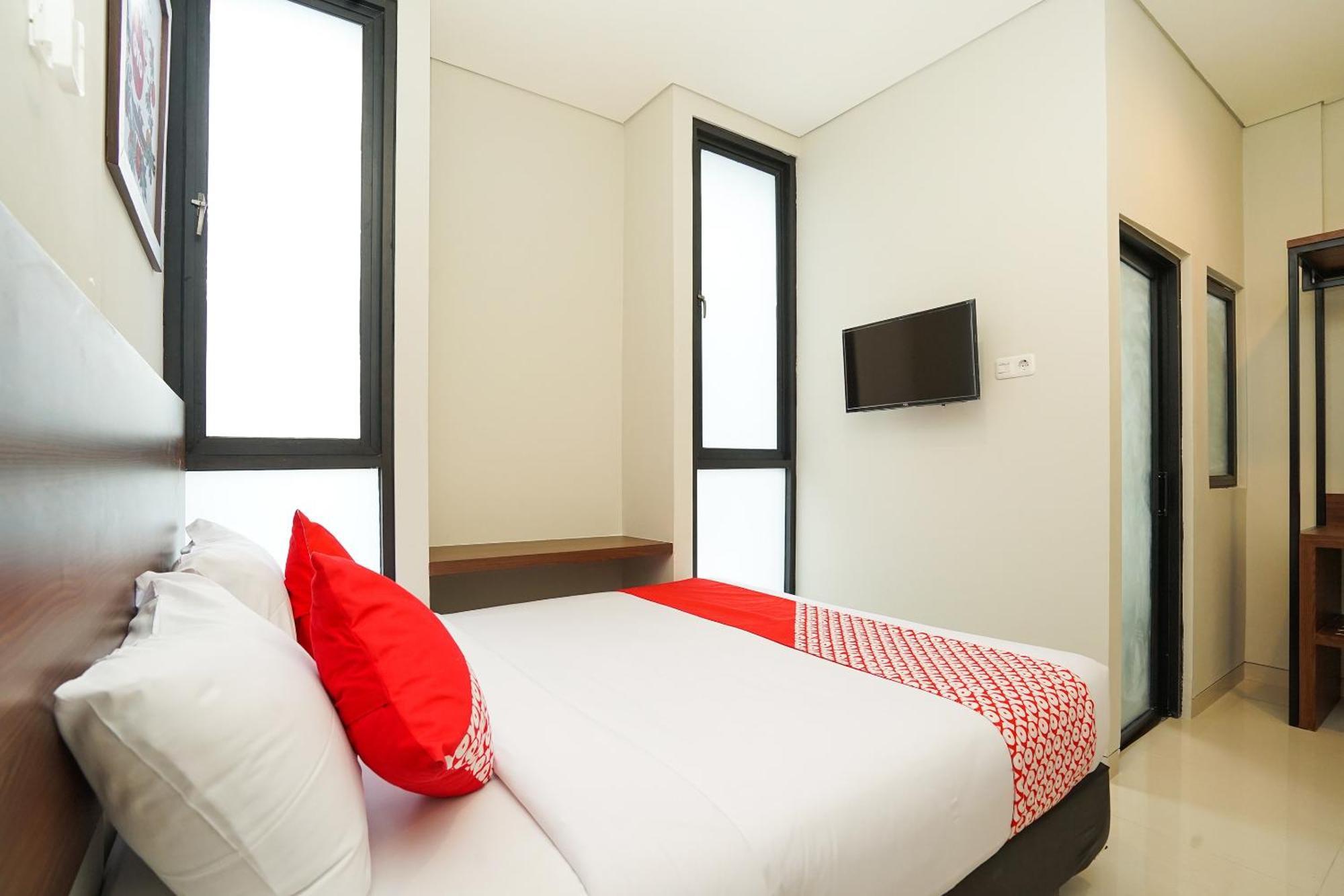 Super Oyo Capital O 449 The Colins Hotel Keputih Exterior photo